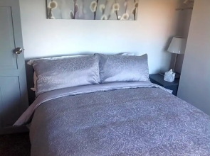 BED AT BOWBRIDGE, Centre town