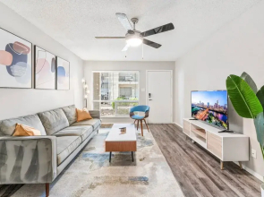 Soco 2BR Cozy Suite w Pool King bed Fast Wifi