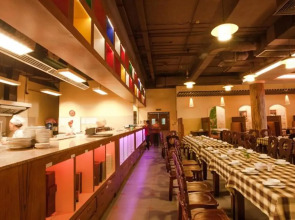 Den Long Do Hotel & Restaurant