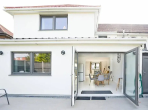 Home From Home - 4 Double Bed House with Parking