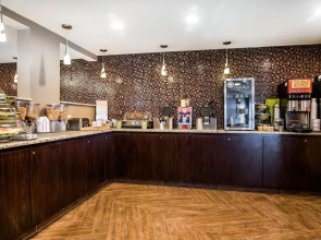 Clarion Pointe Downtown