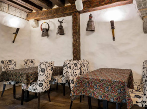 Отель Three Crowns Residents