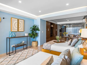 Gorgeous 1BR with Pools & Sea Views