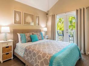 Parrot Perch by Avantstay Old Town Key West w/ Shared Pool Month-long Stays Only
