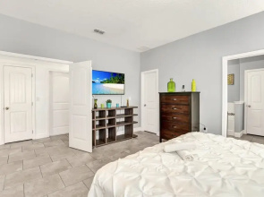 5BR Luxury Family Home - Pool BBQ and Netflix