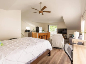 *Cozy Studio Carriage House- Minutes from Downtown