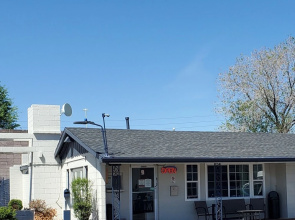 Pinecrest Inn & Suites