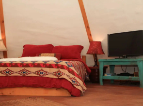 Geronimo Creek Retreat- Tipi 3 Jumping Fish 1 Bedroom 1 Bathroom Cabin