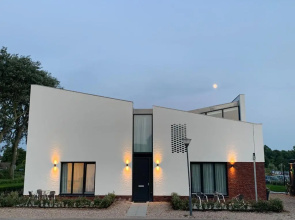 Roosjesweg 2 Luxe gastenkamer 400 meter van strand met parkeerplaats