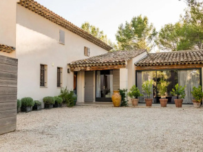 Bâtisse provençale avec piscine privée au coeur du Luberon et du village de Lourmarin, 10 personnes LS2-385 NOUVIAGE