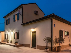 Apartment With Private Pool in Pula