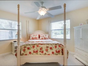 Poco Place, 2 Bedrooms, Wifi, 2 Blocks to Beach, Sleeps 6