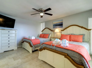 Amazing Views! Newly Listed! Family Friendly Unit! Resort Pools!