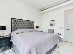 Signature Westminster Apartment