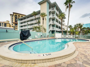 2 Blocks to Clearwater Beach: Walkable Coastal Gem