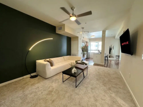 Stylish Retreat W Pool GYM Parking 10min to Cedars