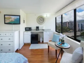 Modern Waikiki Sleek Studio