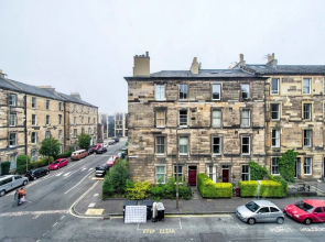 Bright and Airy Apartment in Newington