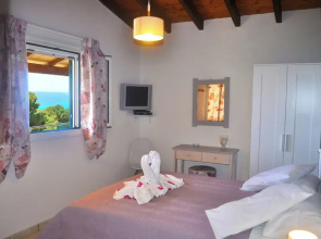 Villa Takis on Pelekas Beach Small House With Garden and sea View