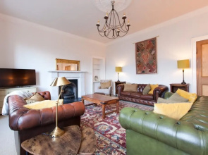Traditional Luxury Apartment Sleeps 10 Guests