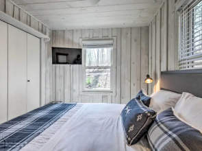 Serene Cabin Getaway w/ 2 Decks + Mountain Views!