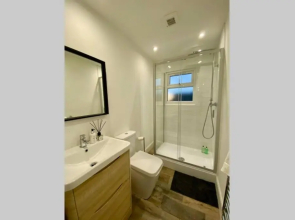 Stylish Two Bedroom Apartment Near Victoria Park