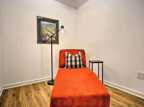 Walk to Main Street Eats: Remodeled Saluda Apt