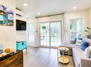 Cozy Cottage: Minutes to Downtown Southport!