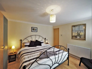 Quiet APT Sleeps 4-6 Central Windsor With Parking