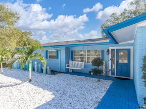 Beautiful home- Private getaway-Heated Pool/Hottub