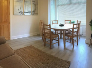 Welcoming 4 Bed Holiday Home in Eastbourne