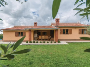 Amazing Home in Krnica with Hot Tub, WiFi & 4 Bedrooms
