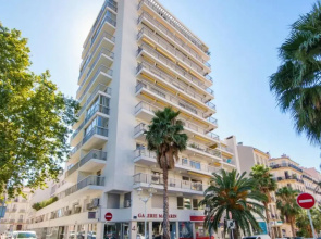 1br w AC and terrace in the heart of Toulon near train station Welkeys