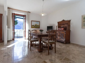 Mamma Ciccia Holiday Home - Lake Front Apartment