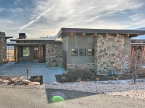 Modern Townhome w/ Mtn Views < 7 Mi to Ski Resorts