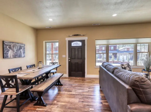 Modern Condo Near BH Attractions-garage Parking