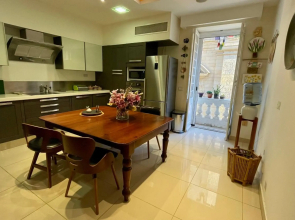 Valletta Collection - Merchant Str Apartment with large yard