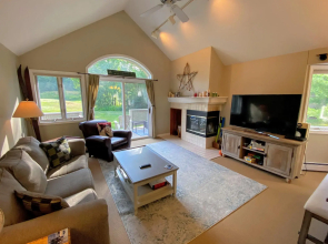 FV4 Fairway Village Condo, close to Omni Mount Washington! Fireplace, wifi, golf, skiing!