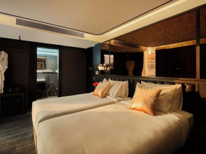 The Gravitique Hotel Khaosan
