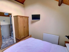 Quaint Holiday Home in South Wales With Sunny Gardens