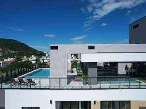Adra 102 - Apartamento no centro de Bombinhas - Finamente mobiliado e decorado - Rooftop com piscina e academia - À poucos metros da praia