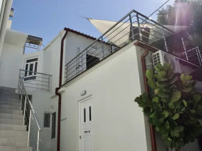 Astrihome - 2 Beautiful Small Apartments on top of Each Other Ideal for 5 Guests