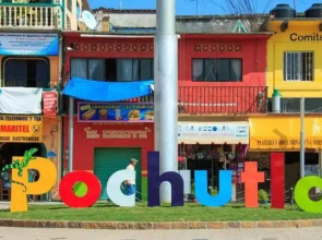 HomeStay Pochutla- Double Bed With Shared Bathroom in Private Home. Excellent Location, Wifi