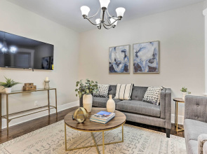 Pet-friendly Newark Townhome Near Airport!