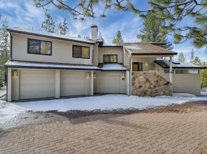 8 Crag Home with Private Indoor Hot Tub, Bike is Provided for Outdoor Activities by RedAwning