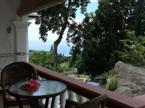Studio in Mahe, With Wonderful sea View, Furnished Terrace and Wifi - 20 km From the Beach