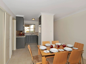 Lakeside Holiday Apartments