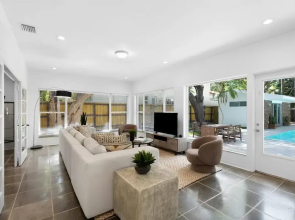 Memory Lane - Family Home With Pool