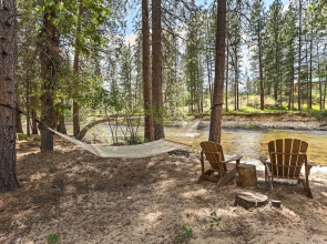 Riverside Winthrop Chalet w/ Hot Tub & 2 Decks!