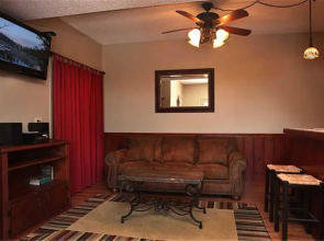 On Eagles Wings 2 Bedroom Mountain View Home with Hot Tub